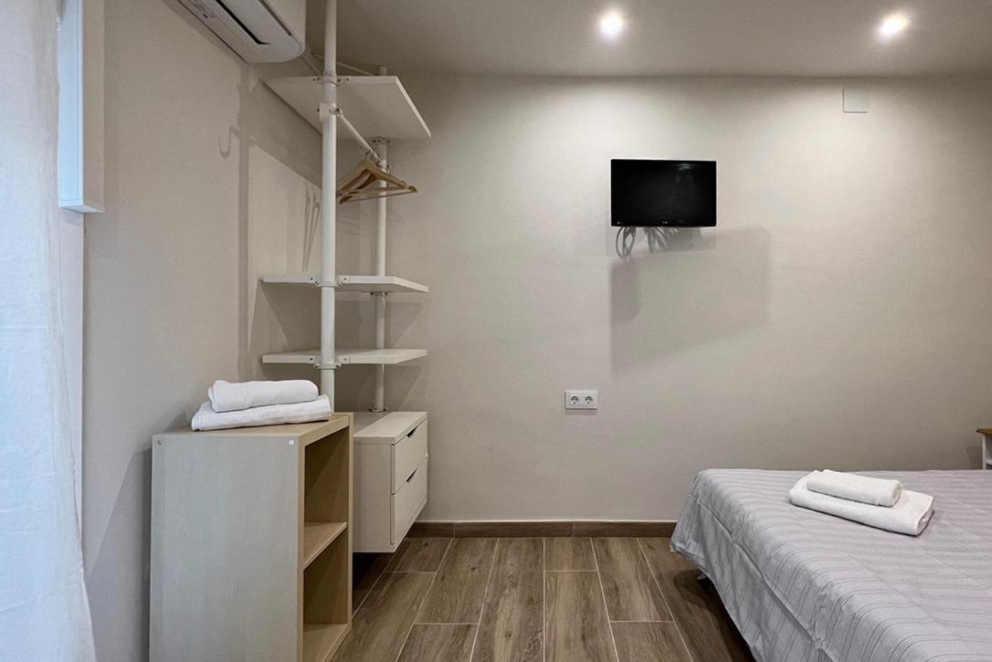 Hostal Oliveta Barcelona Bagian luar foto